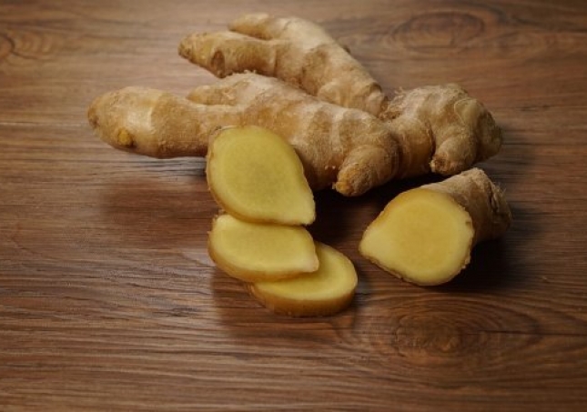 艾葉生姜泡腳的好處-用艾草和生姜紅花草泡腳有什么好處